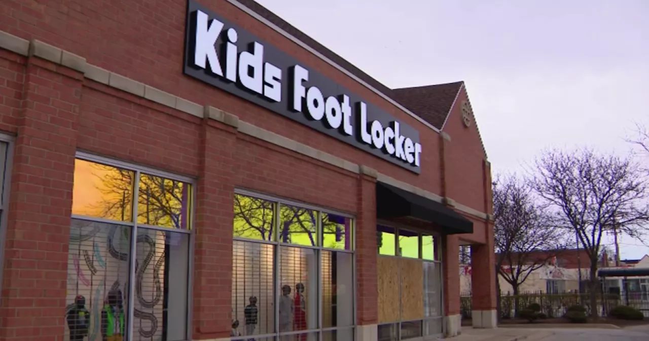 Man shot and killed outside Chicago Kids Foot Locker store