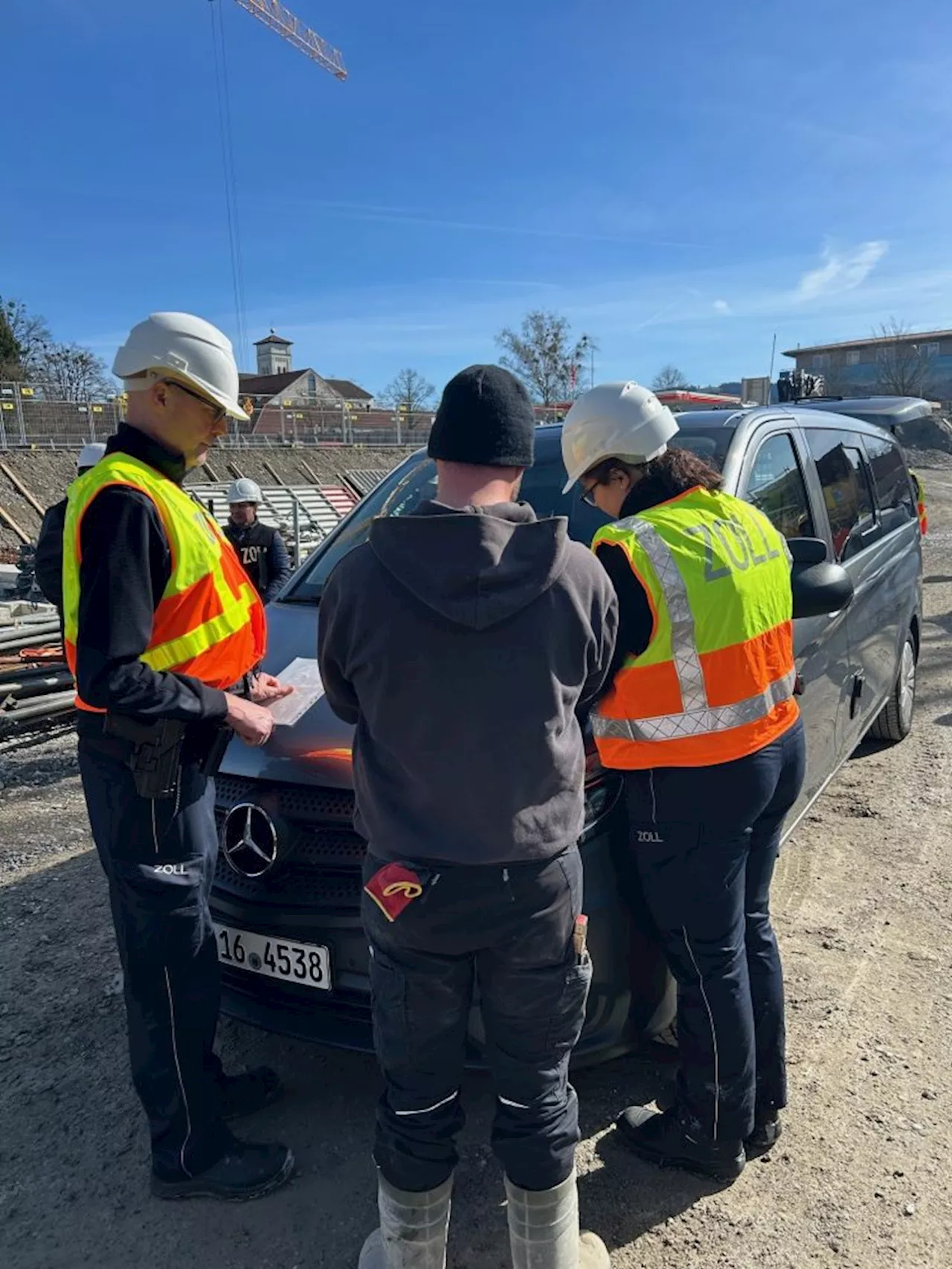 Deutsche und Österreichische Behörden gemeinsam gegen Schwarzarbeit - Kontrolle einer Großbaustelle in Lindau