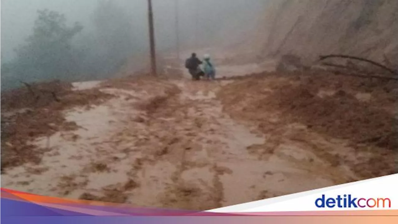 Longsor Disertai Banjir Bikin Akses Batang Asai-Sarolangun Jambi Lumpuh