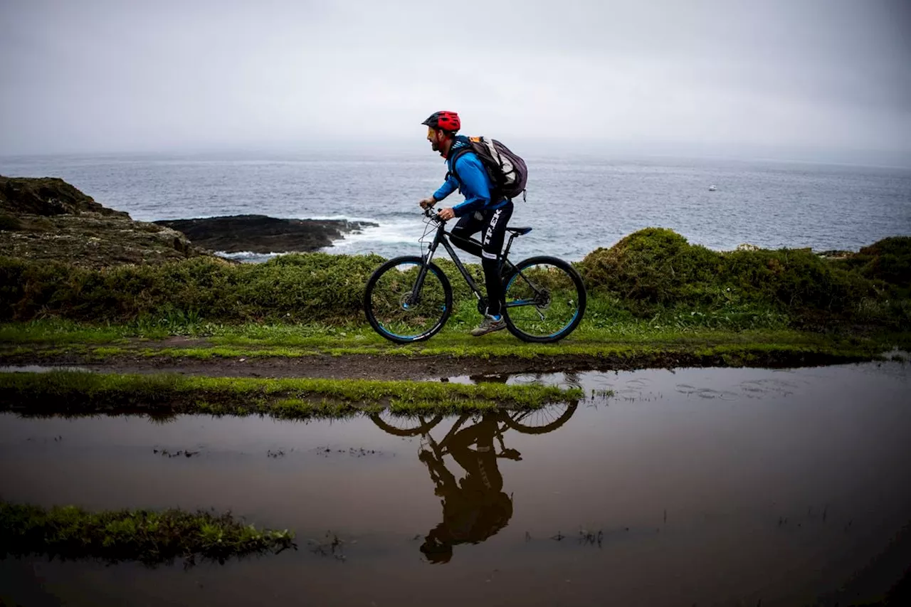 Con el ‘maillot’ y a mesa puesta, en la ría que une Galicia con Asturias