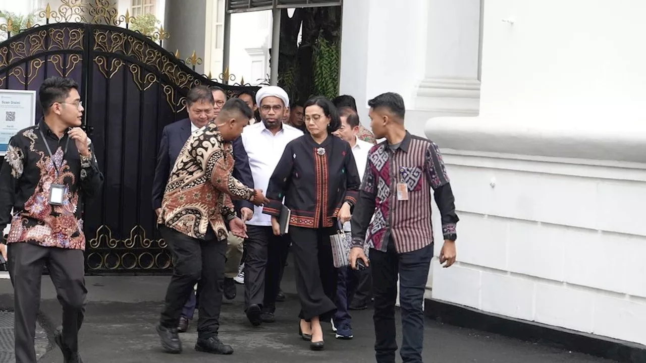 Menteri Keuangan dan Menteri Koordinator Bidang Perekonomian Menghadiri Rapat Terbatas di Istana Kepresidenan