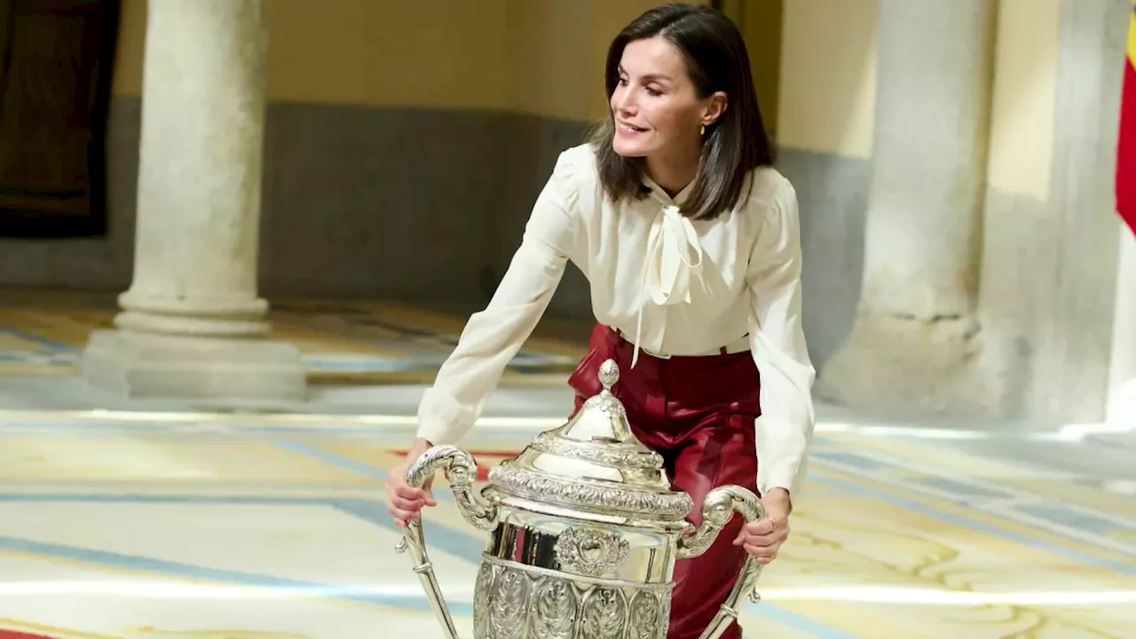 Letizia di Spagna, camicetta con fiocco e pantaloni in pelle: un look da campionessa