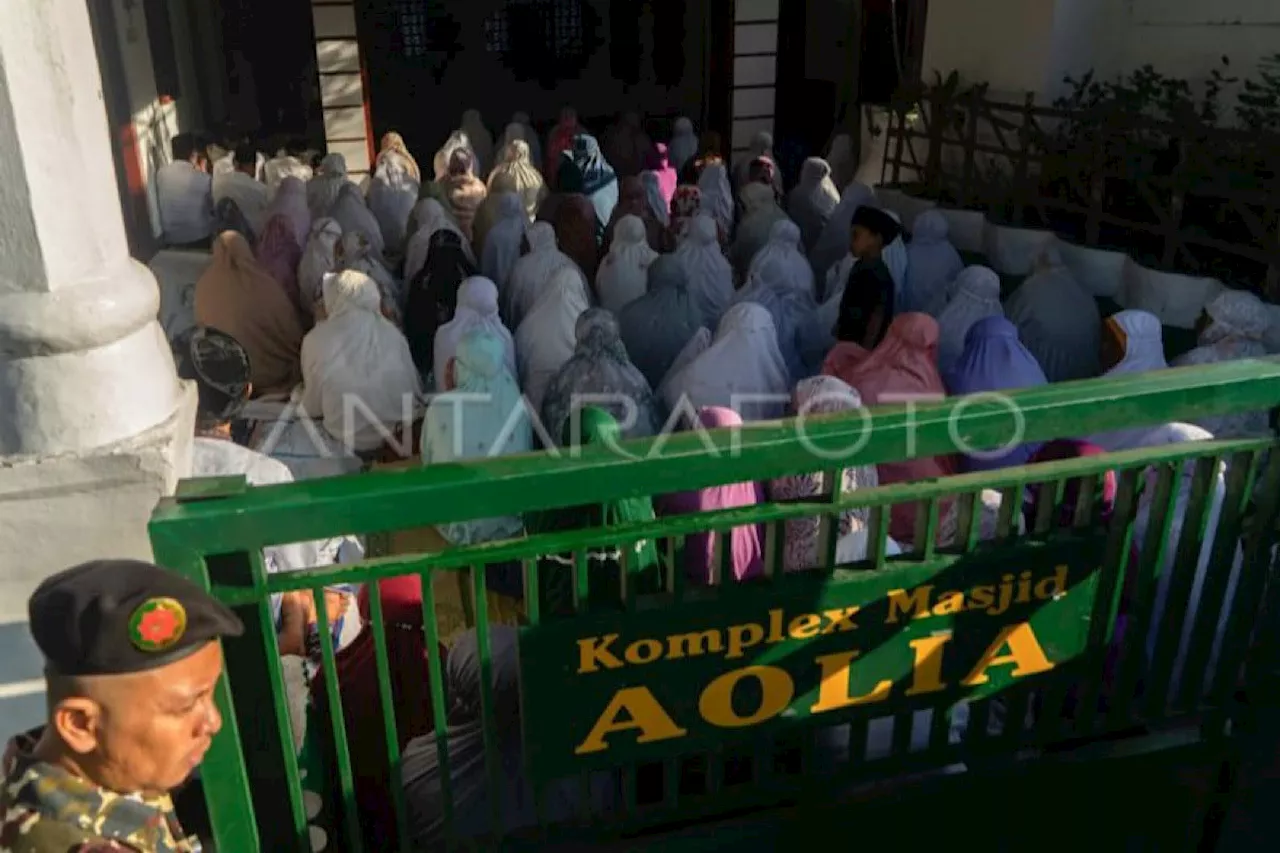 Ratusan Jemaah Masjid Ini Gelar Salat Idulfitri Duluan