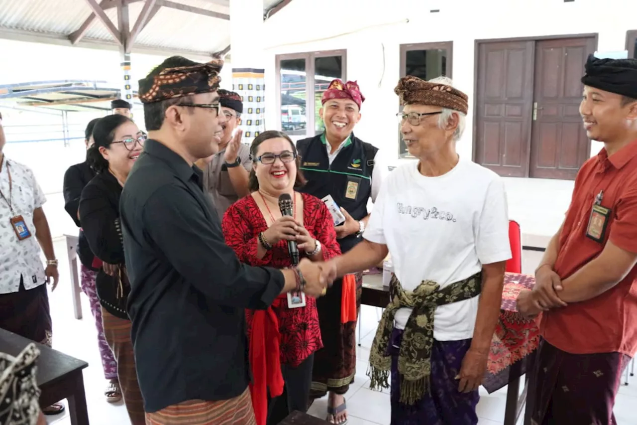 Wali Kota Denpasar Memberikan Bantuan BPJS Ketenagakerjaan dan BPJS Kesehatan kepada Nelayan