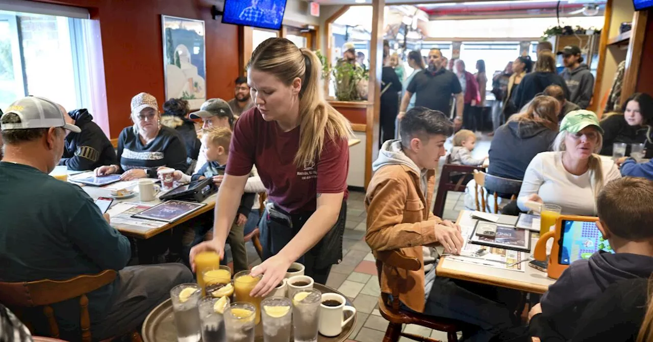 Empleadores estadounidenses añaden 303.000 empleos en marzo, en un signo de fortaleza económica