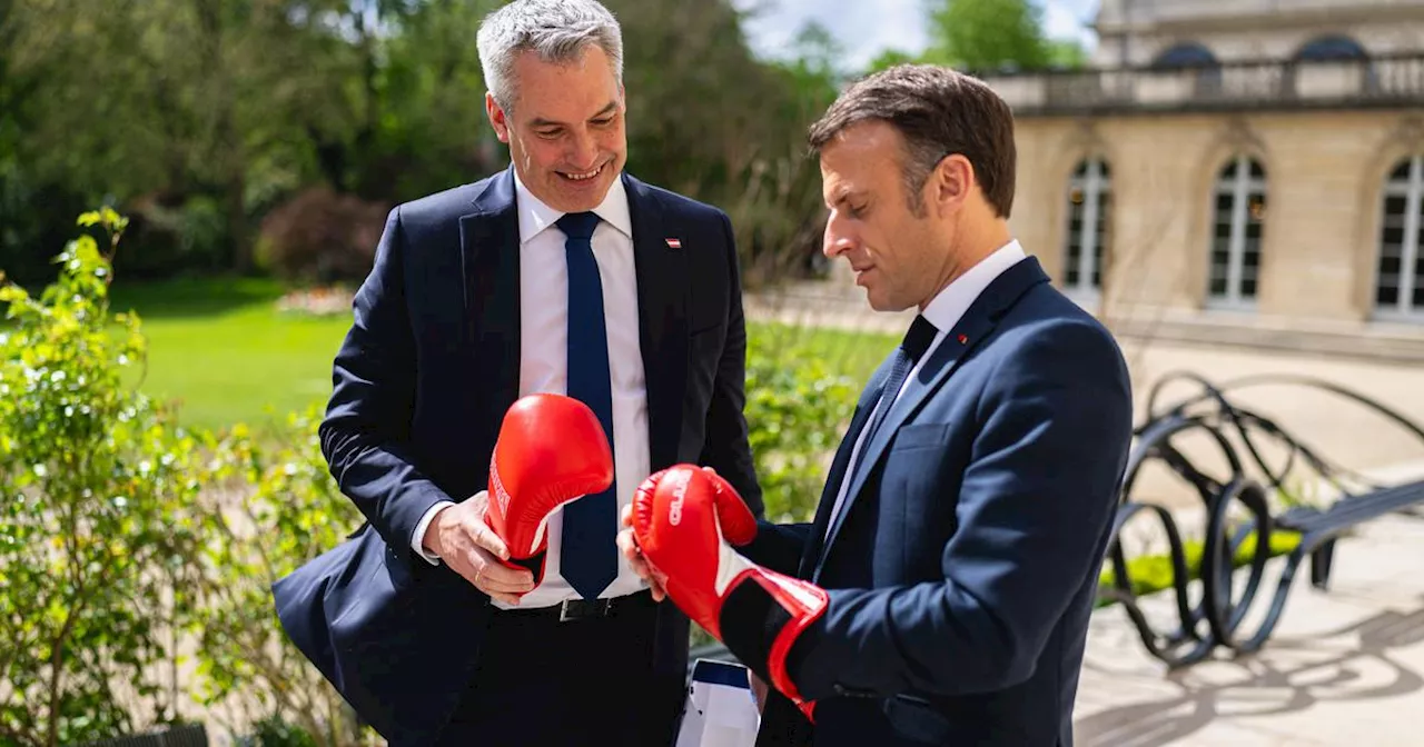 En visite à Paris, le chancelier autrichien offre des gants de boxe à Emmanuel Macron