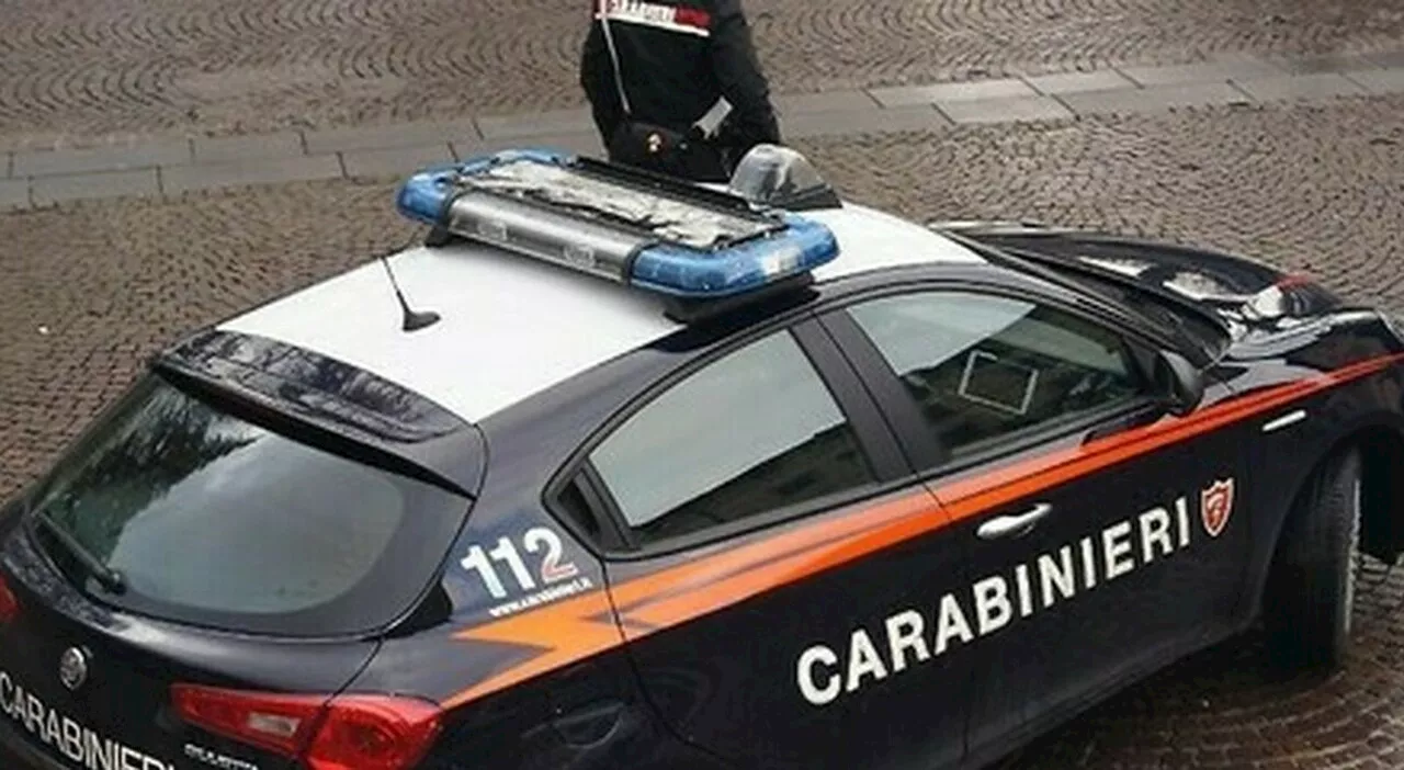 Cosparge di benzina la fidanzata e tenta di darle fuoco, lei si salva urlando «sono incinta»