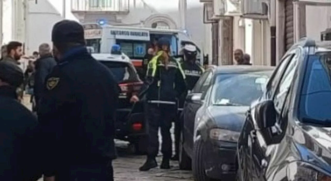 Perde l'equilibrio e precipita dal balcone mentre lavora: morto un operaio