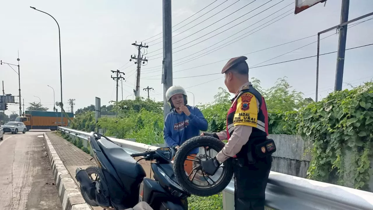 Momen Kocak Ban Motor Pemudik Lepas saat Melintas di Pantura Pemalang, Kok Bisa?