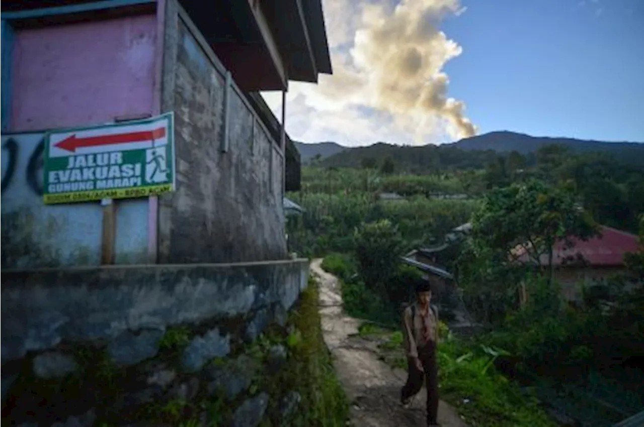 Kampung di Kaki Gunung Marapi Diterjang Banjir Lahar Dingin