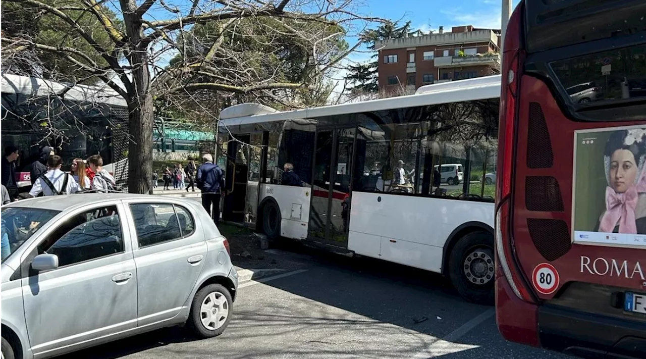 Roma, scontro tra bus: almeno 15 feriti, anche una bimba di pochi mesi e la madre