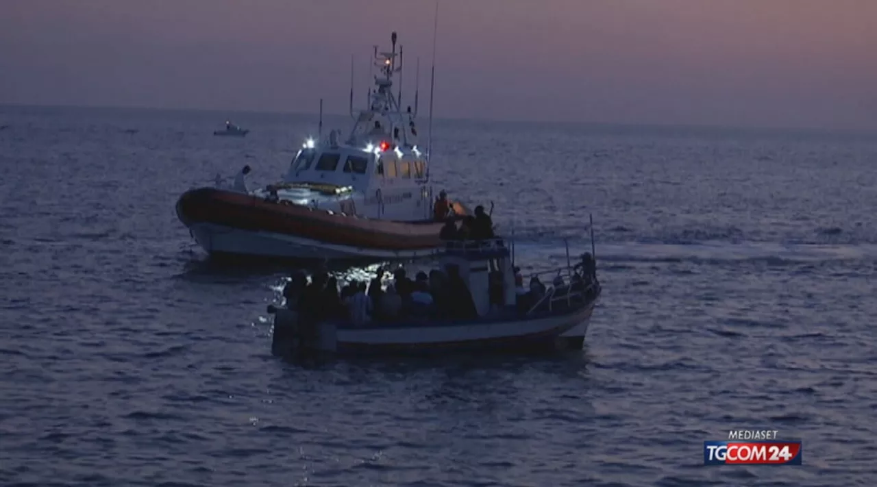 Un'imbarcazione con migranti arriva autonomamente sulla spiaggia della Guitgia