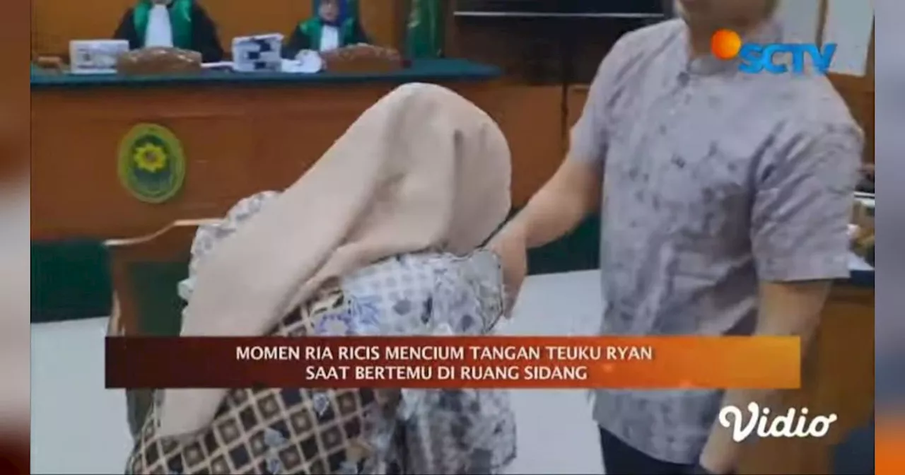 Momen Ria Ricis Cium Tangan Teuku Ryan Sebelum Sidang Cerai, Ekspresi Sang Suami Disorot