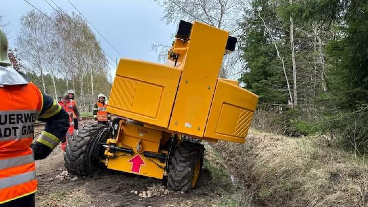 Feuerwehr rettet Baumaschine neben den Gleisen der Franz-Josefs-Bahn