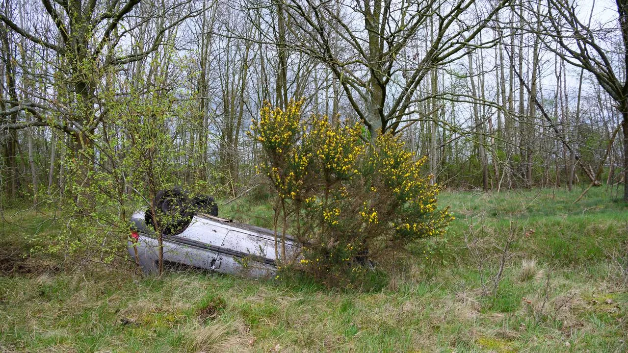 112-nieuws: vaten met drugsafval • auto landt ver van snelweg in de beek