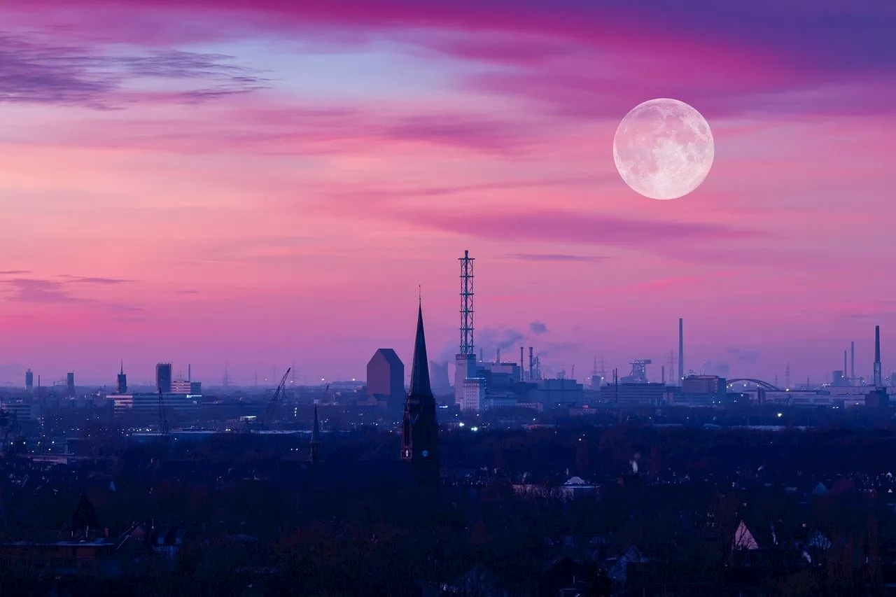 La luna llena de abril, conocida como luna rosa, podrá ser vista en México