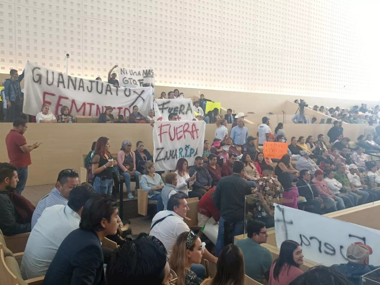 Militantes de Morena protestan contra el fiscal del estado Carlos Zamarripa