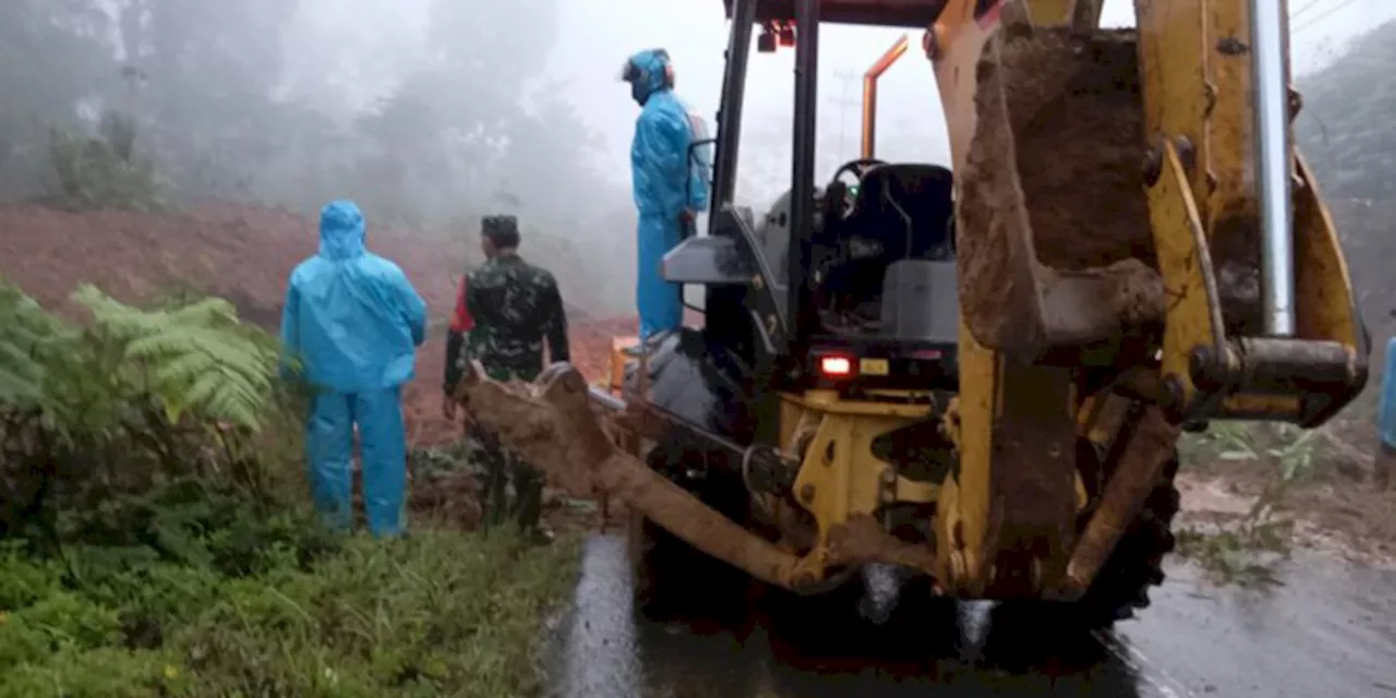 Pemkab Lebong Turunkan Alat Berat Bereskan Timbunan di 3 Titik Longsor