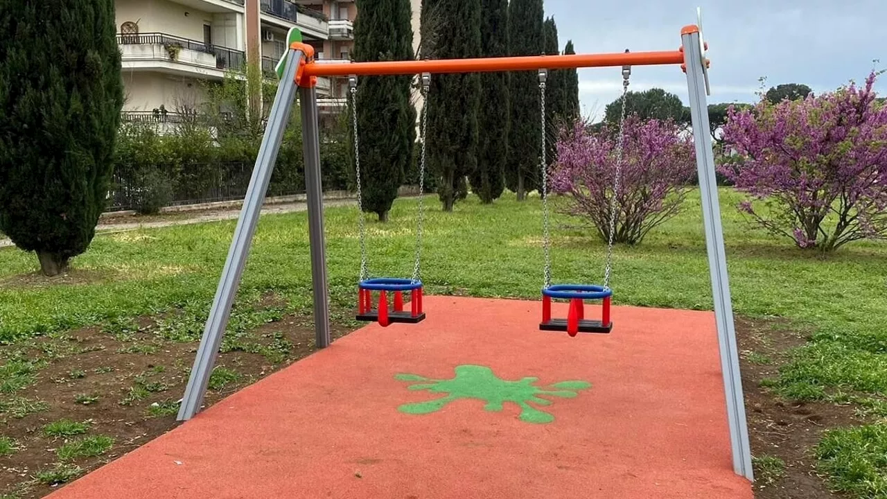 Ponte di Nona, tornano le altalene nel parco del quartiere