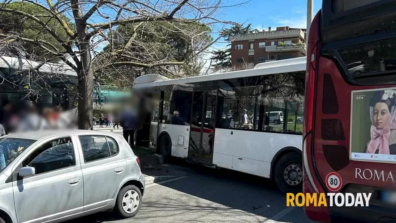 Scontro tra due autobus a Monte Mario