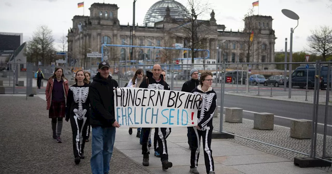 Berlin: Aktivisten im Klima-Hungerstreik am Kanzleramt​