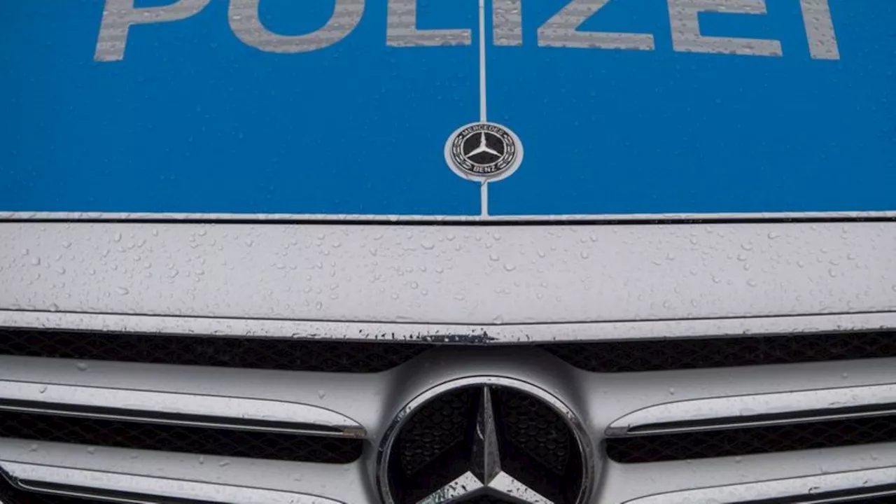 Mann mit Messer bedroht Passanten - Polizei schießt