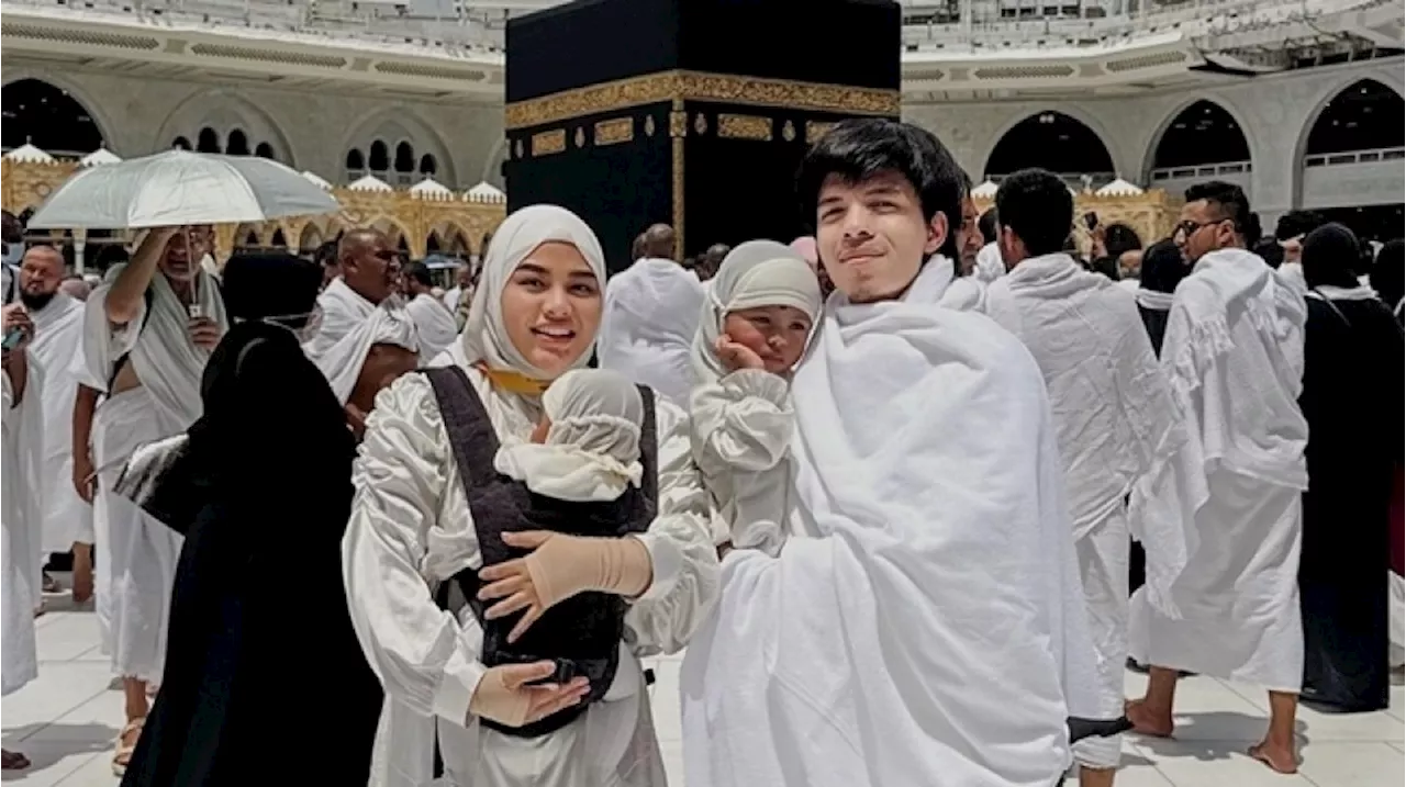 7 Potret Aurel Hermansyah dan Atta Halilintar Umrah Sambil Momong Anak, Menantang Banget