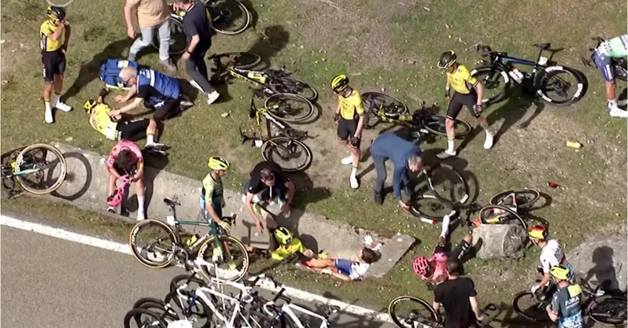 Jonas Vingegaard à terre après une chute massive au Tour du Pays basque