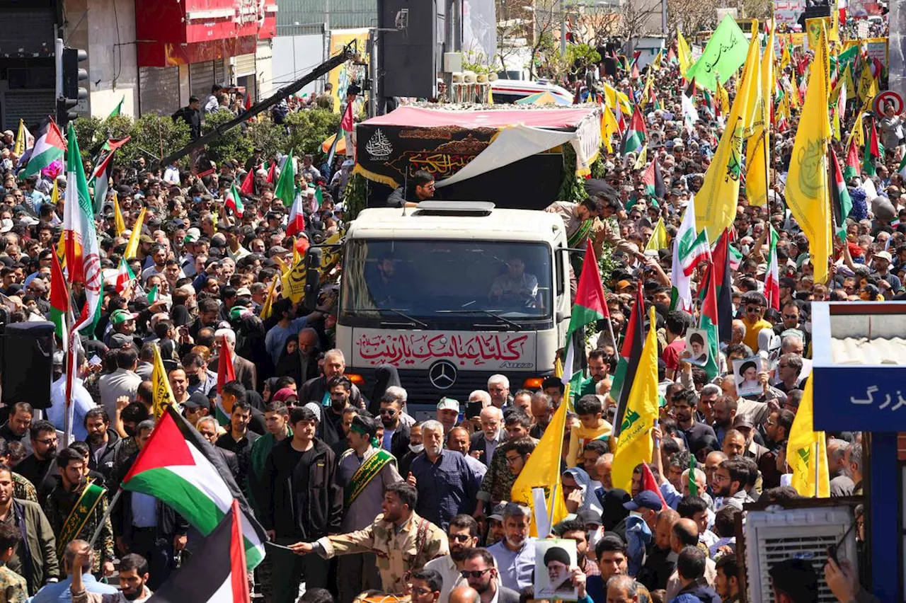 Des milliers d’Iraniens conspuent Israël en rendant hommage aux militaires tués à Damas