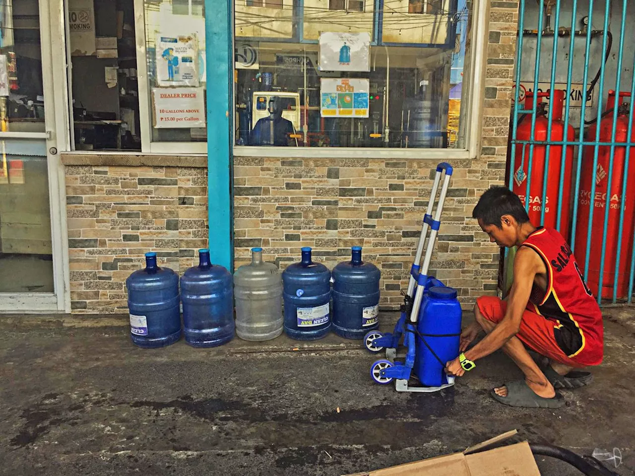 Water Refilling Stations Struggle to Meet Demand Due to Heat Wave