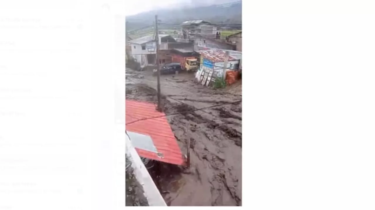 Banjir Lahar Dingin Gunung Marapi Terjang Permukiman Warga