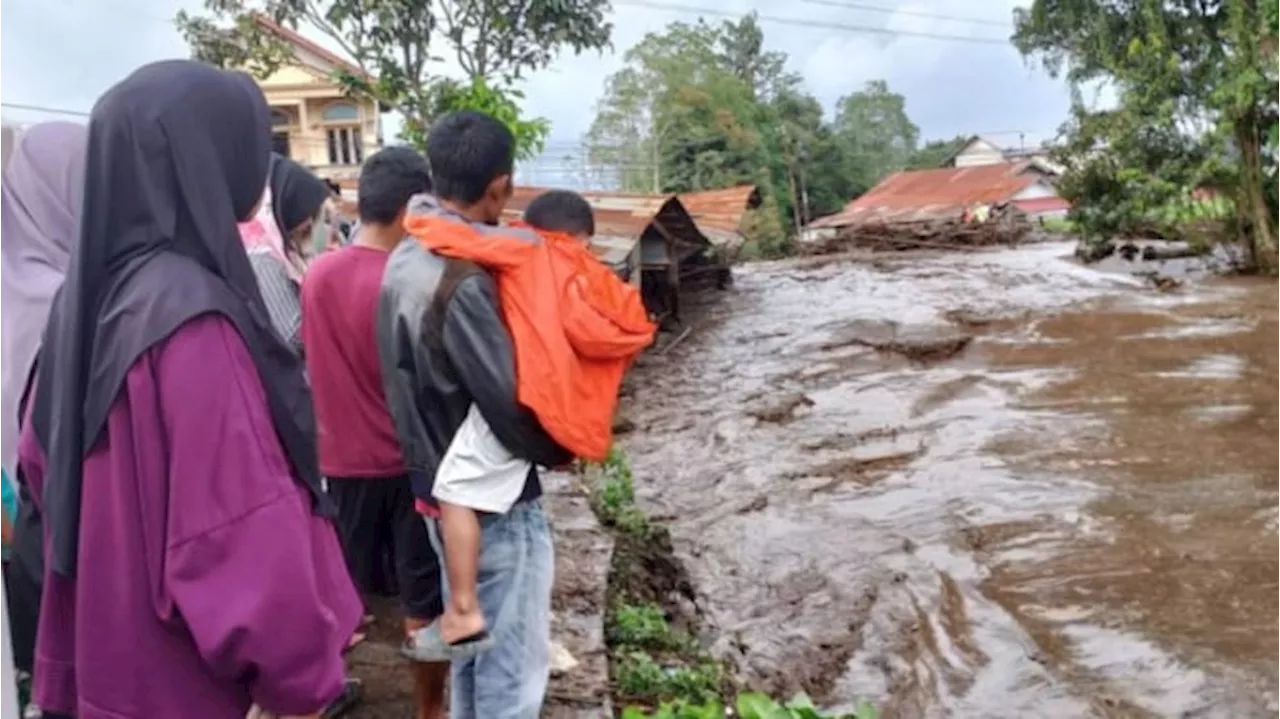 Suara Bergemuruh! Warga Ungkap Detik-detik 'Galodo' Terjang Permukiman di Lereng Gunung Marapi