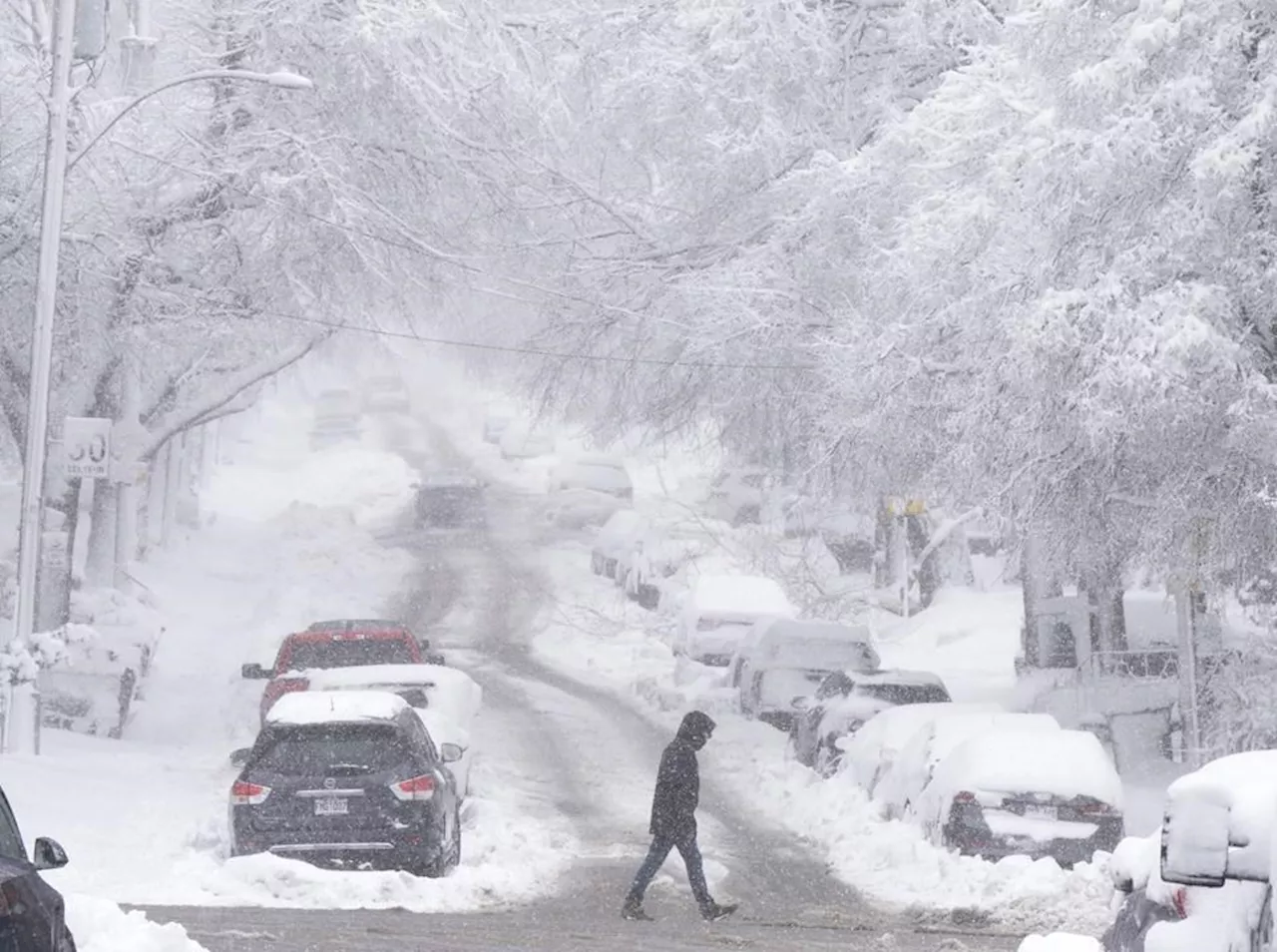 Spring storm knocks out power to tens of thousands across Quebec, Ontario