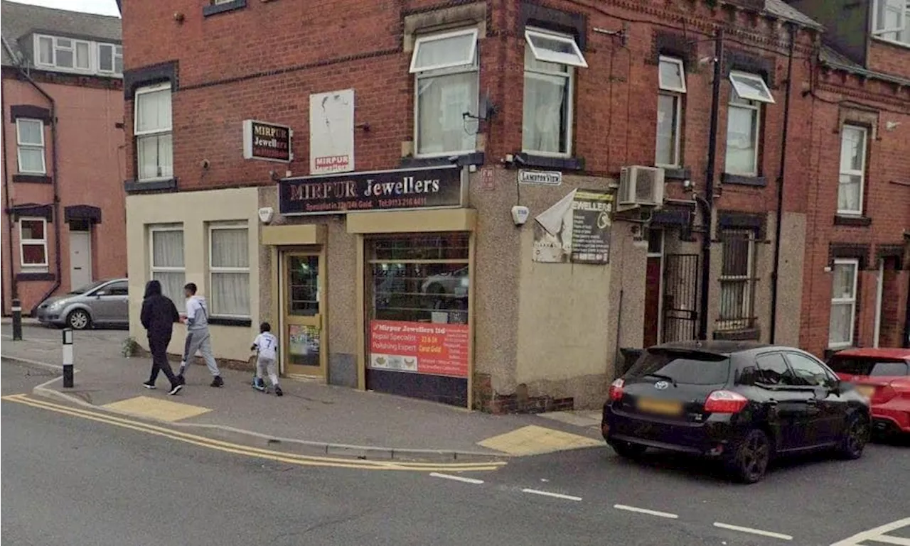 Leeds raid: Armed officers deployed as robbers smash jewellers shop cabinets with hammers