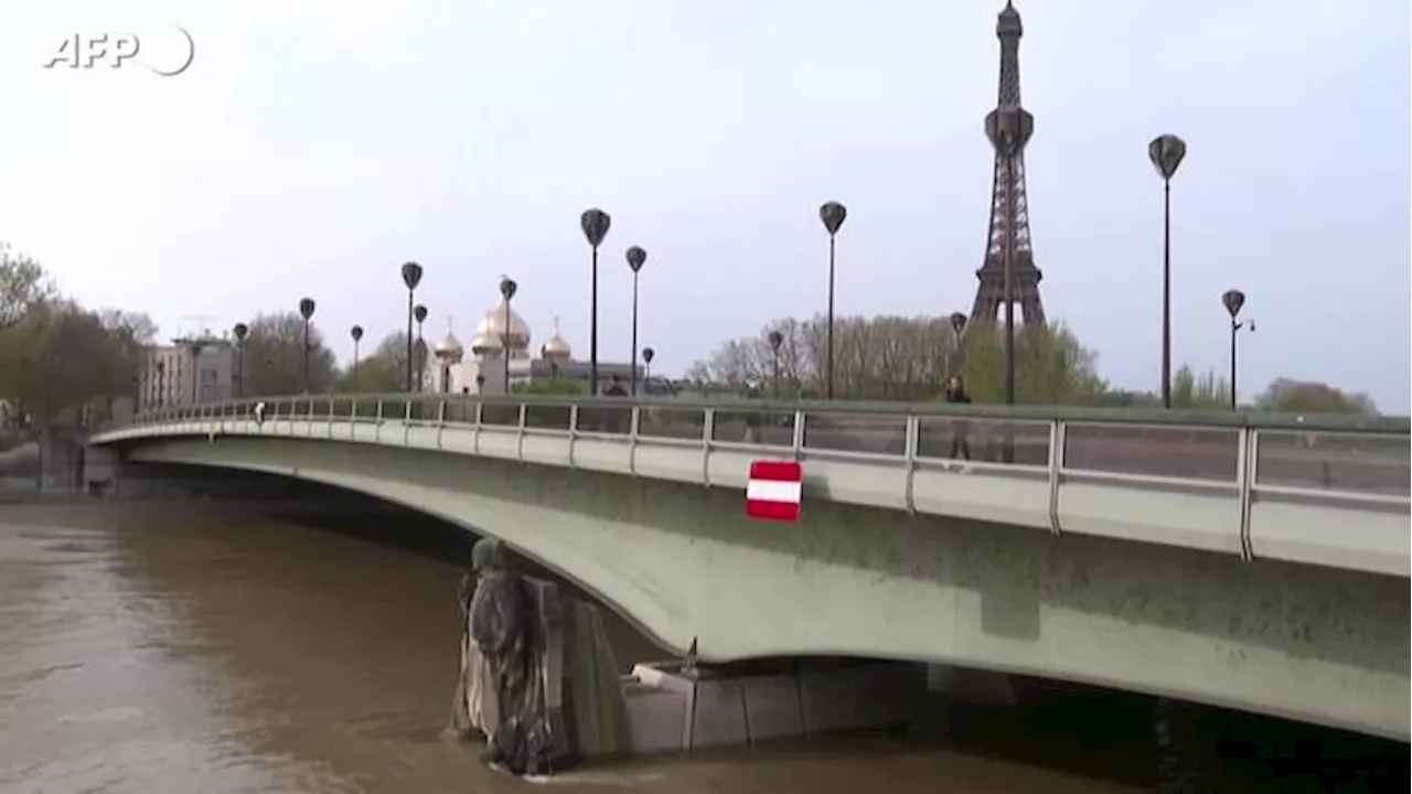 Parigi, l'acqua della Senna bagna i piedi dello Zuavo