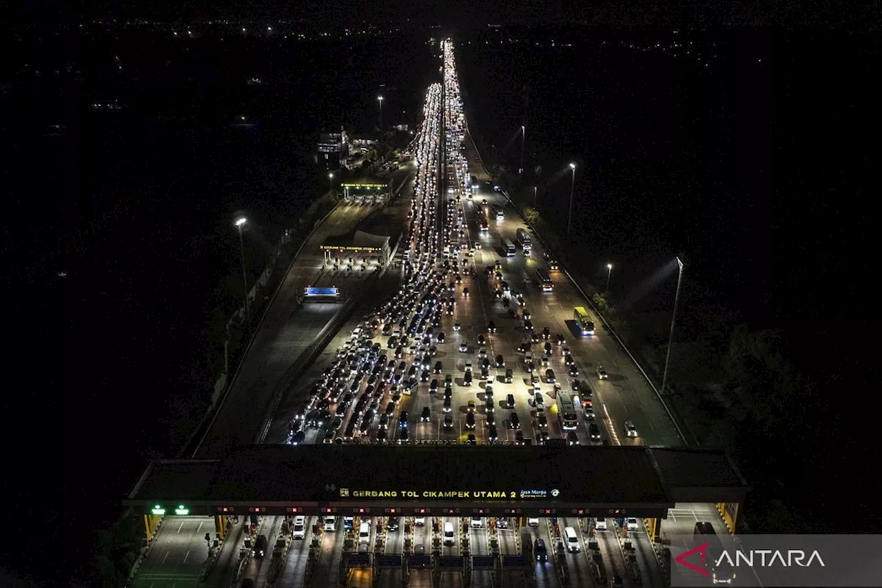 Kemacetan di Gerbang Tol Cikampek Utama saat Pemudik Menuju Tol Cipali