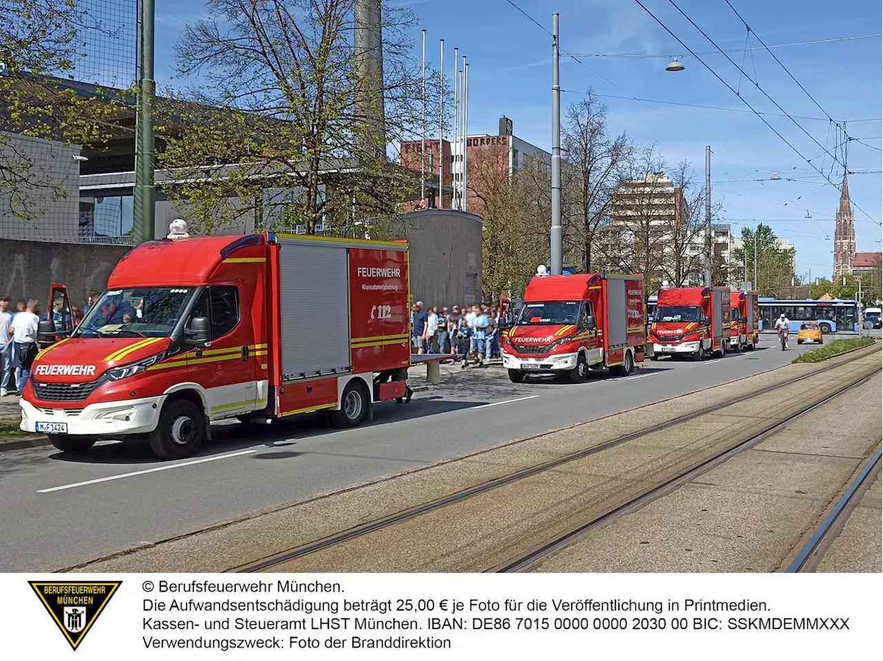 Feuerwehr unterstützt mit mobiler Lautsprecheranlage (Giesing)