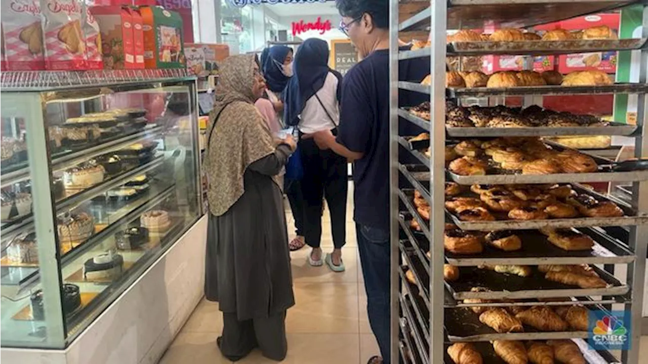 Emak-Emak Berburu Kue Lebaran Diskon di Transmart, Murah Meriah!