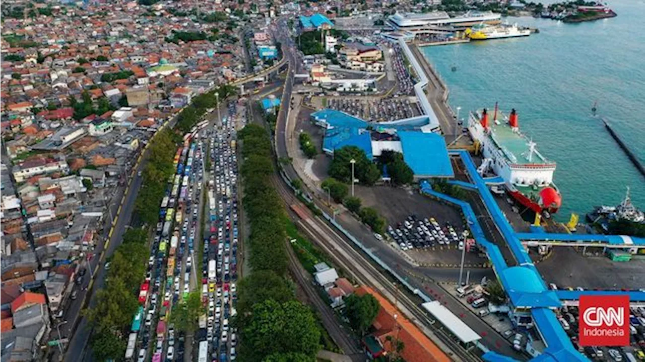 Kepadatan Pemudik di Pelabuhan Merak Meningkat