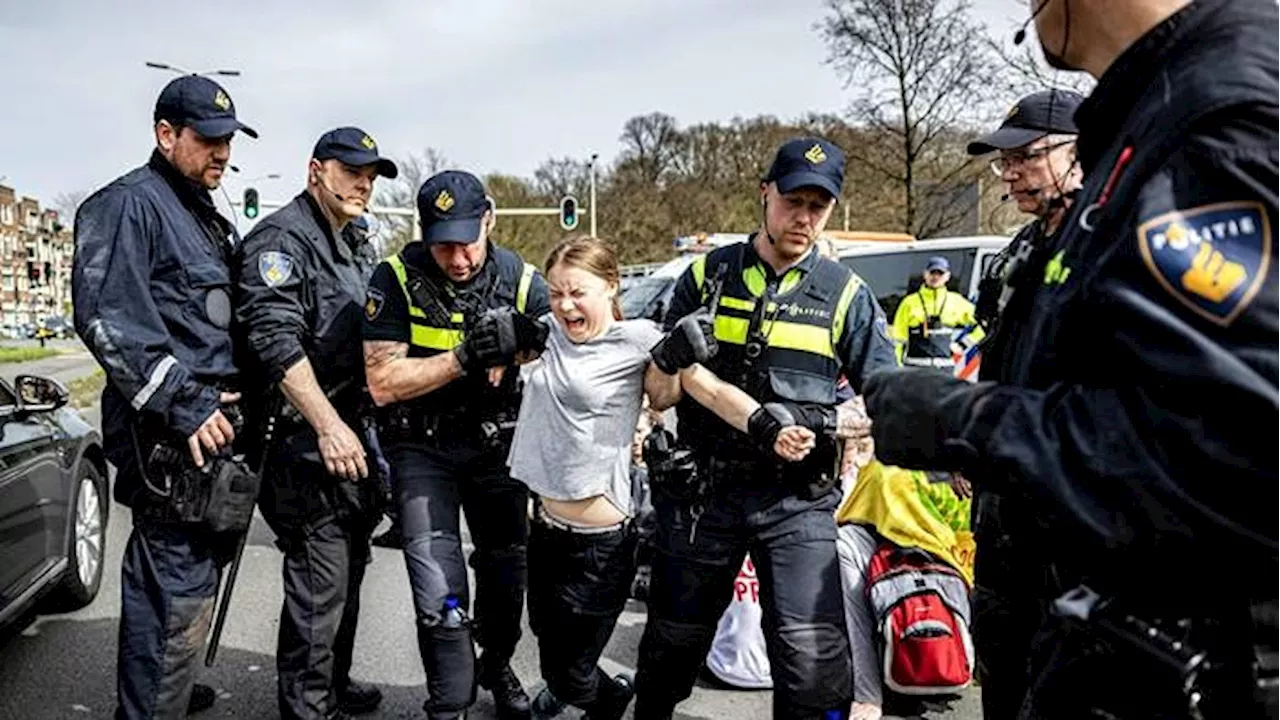 Klimataktivisten Greta Thunberg frihetsberövad under demonstration i Haag