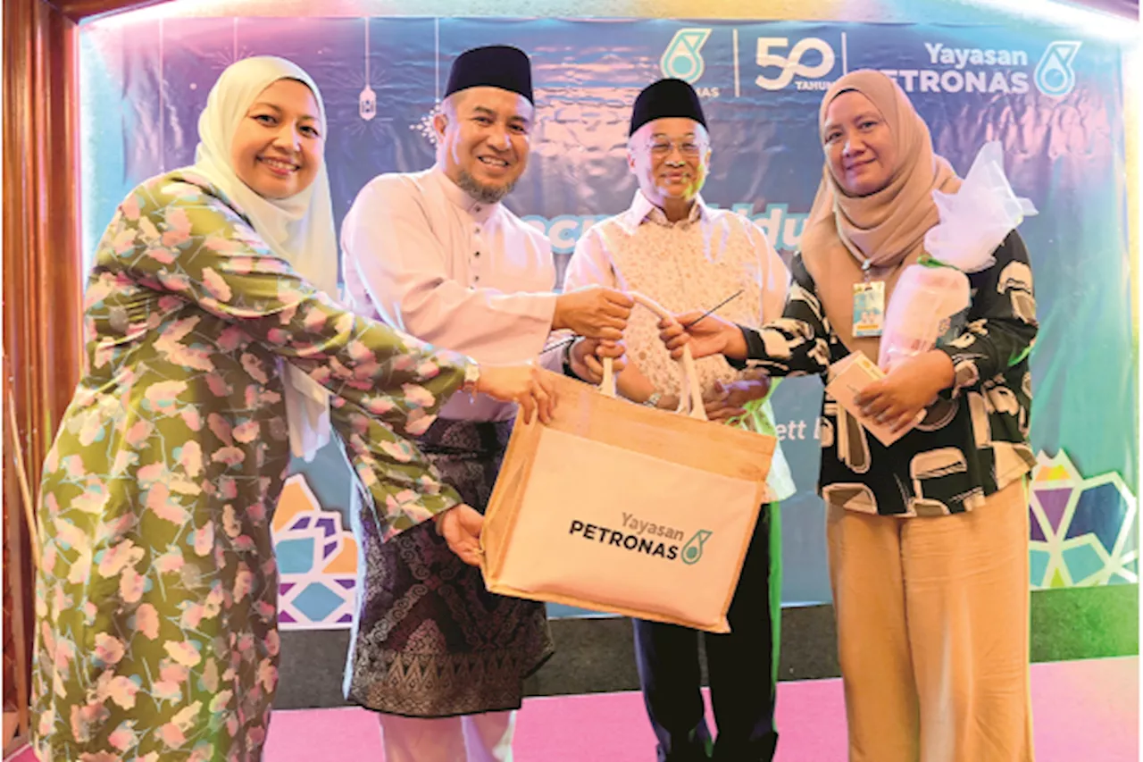 Petronas Distributes Food Packages to 150 Less Fortunate Families