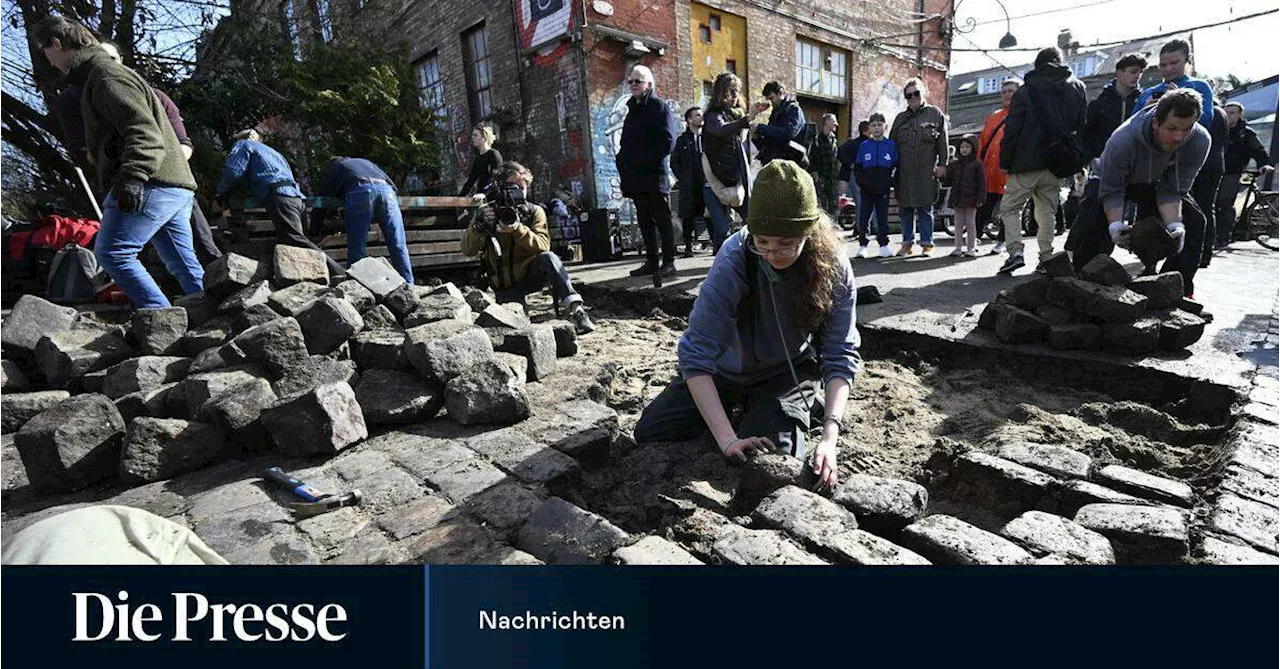 Anrainer und Besucher tragen die berüchtigte 'Pusher Street' in Christiania ab