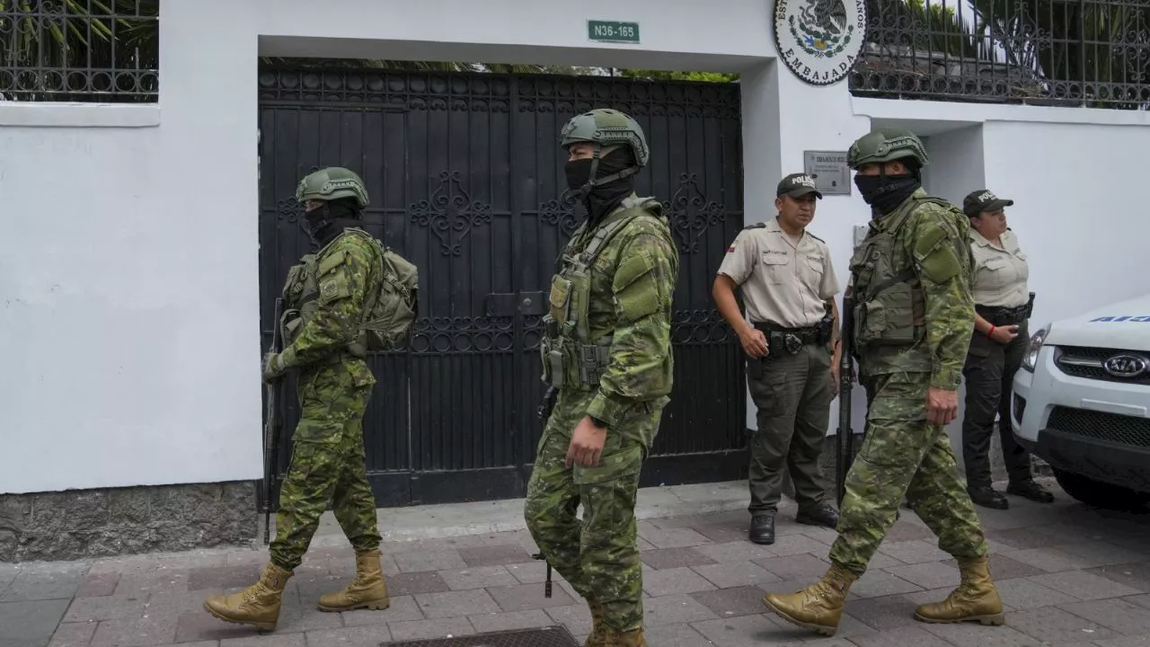 Policías de Ecuador irrumpen por la fuerza en la embajada de México en Quito