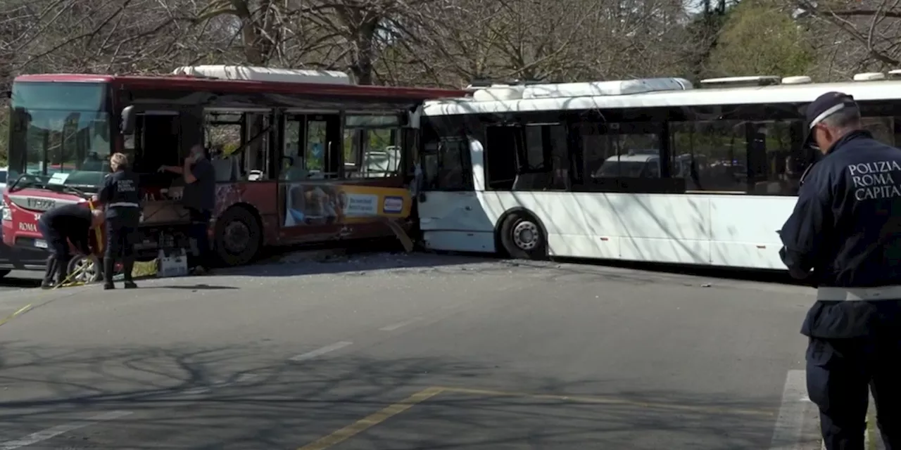 Scontro tra autobus a Roma: almeno 15 feriti