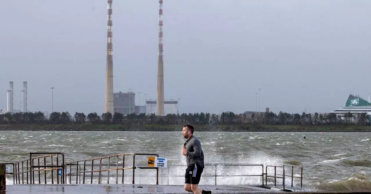 Storm Kathleen: Hundreds of homes without power as storm moves across country