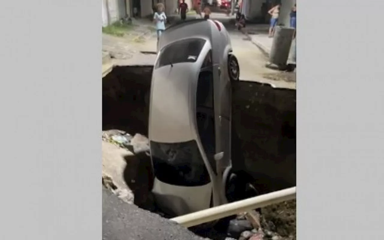 Carro cai em cratera não sinalizada em Mesquita, na Baixada