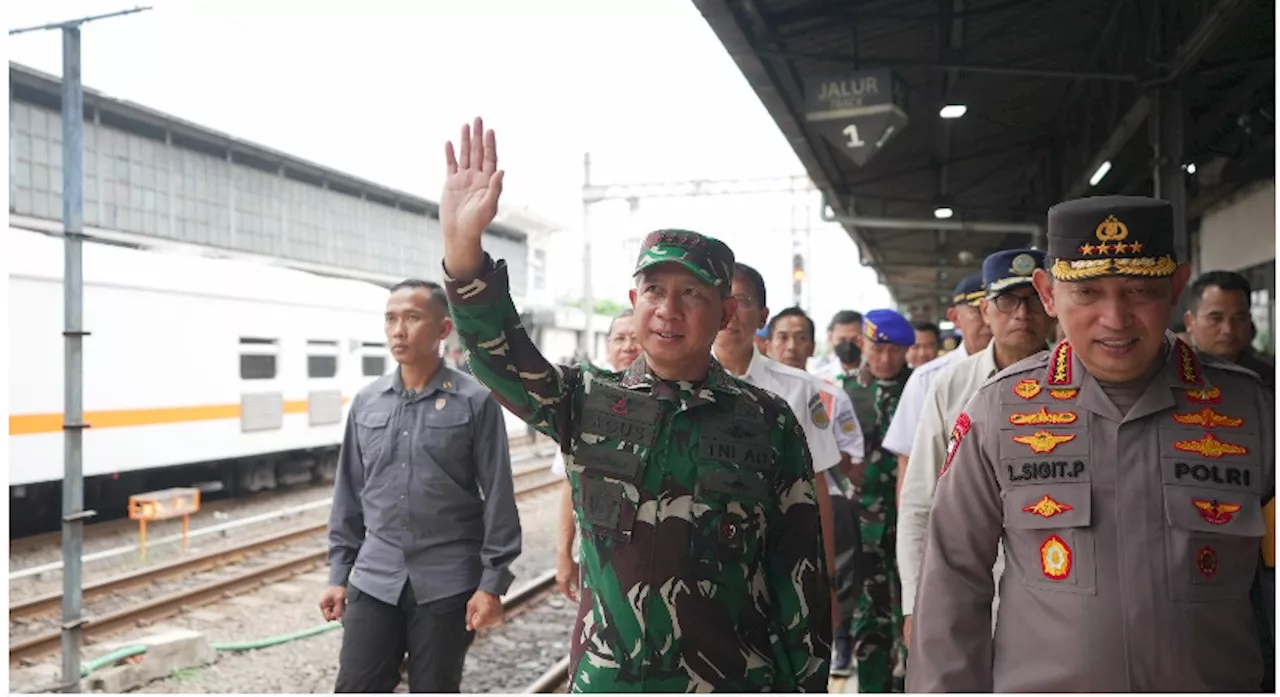 Panglima TNI Tinjau Puncak Arus Mudik di Stasiun Pasar Senen, Begini Pesannya