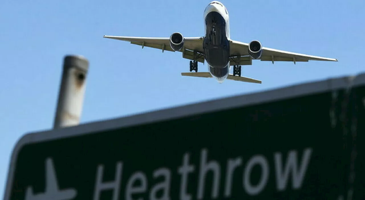 Due aerei si scontrano in pista all'aeroporto di Londra Heathrow: ali distrutte, passeggeri sotto choc