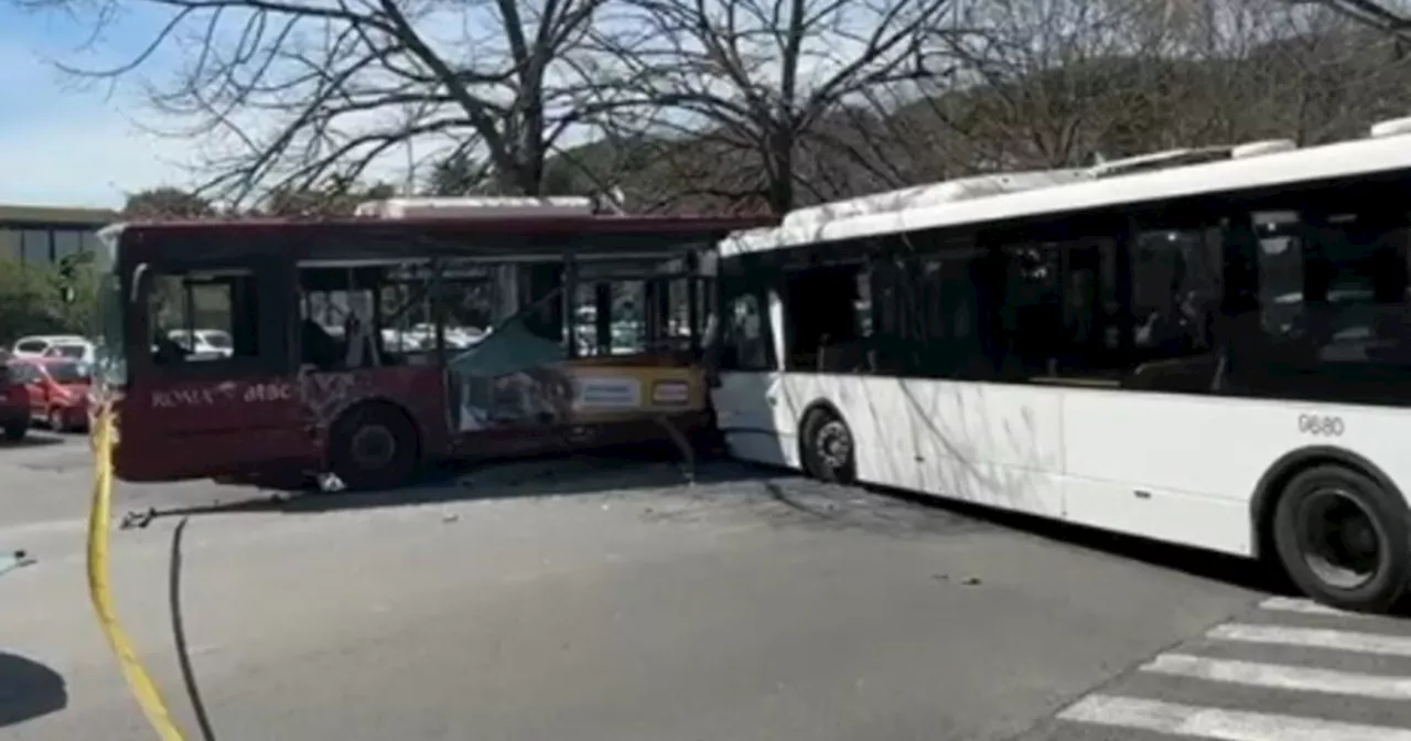 Roma, &#034;bus impazzito&#034; semina il panico: scontro con 2 mezzi e 9 feriti