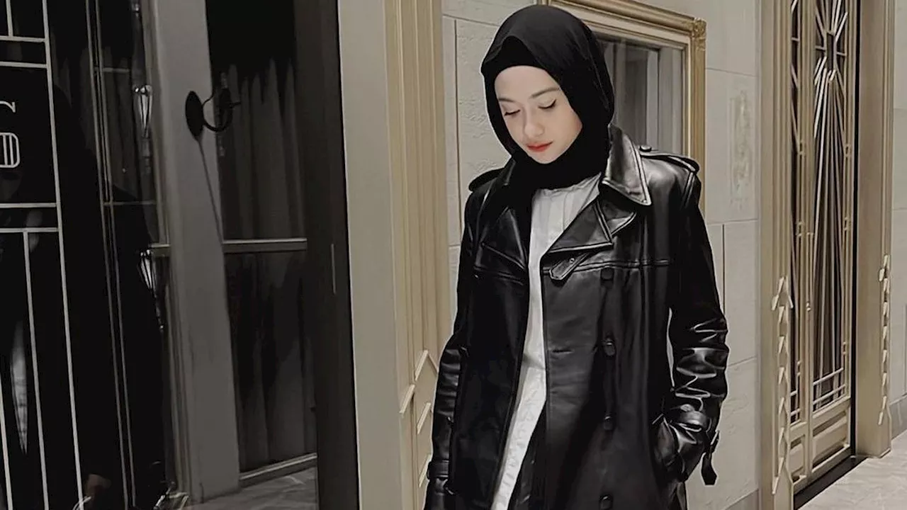 6 Gaya Poppy Bunga Padankan Blazer dan Hijab ala Girl Boss